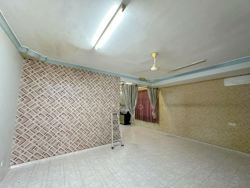 Rumah Teres 2 Tingkat untuk Dijual di Taman Angkasa Nuri (Durian Tunggal) - Tim Piong - Living Room - PropertyGuru.com.my