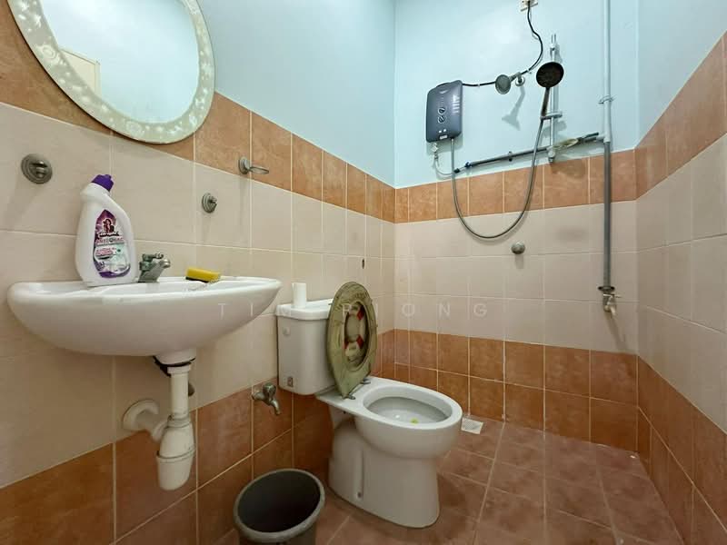 Rumah Teres 2 Tingkat untuk Dijual di Taman Angkasa Nuri (Durian Tunggal) - Tim Piong - Bathroom - PropertyGuru.com.my