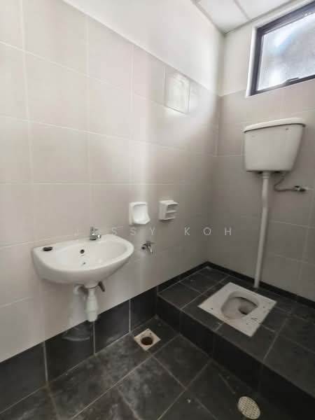 Kedai untuk Disewa di Bandar Cemerlang (Ulu Tiram) - Jessy Koh - Bathroom - PropertyGuru.com.my