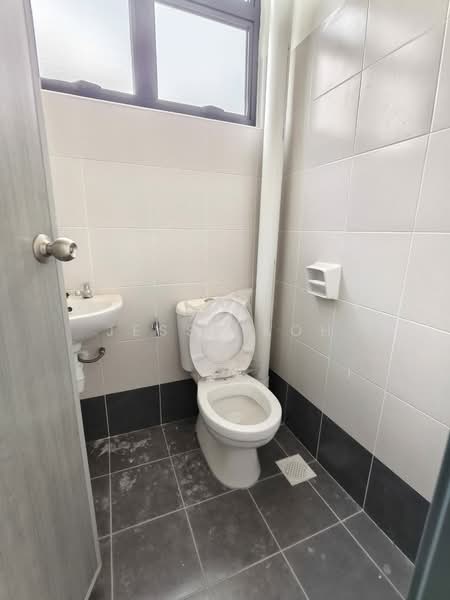 Kedai untuk Disewa di Bandar Cemerlang (Ulu Tiram) - Jessy Koh - Bathroom - PropertyGuru.com.my