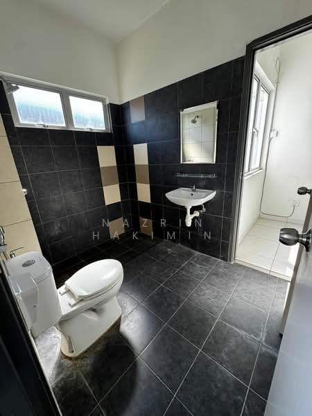Rumah Teres 2-Tingkat untuk Dijual di Bandar Tasik Puteri (Rawang) - Nazrin Hakimin - Bathroom - PropertyGuru.com.my