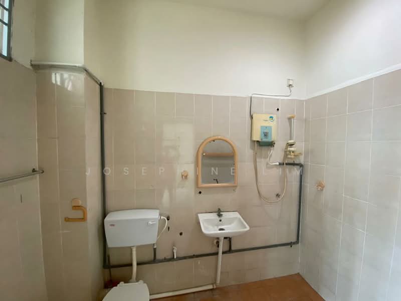2.5-storey Terraced House for Sale in Taman Perwira Indah (Simpang Ampat) - Josephine Lim - Bathroom - PropertyGuru.com.my