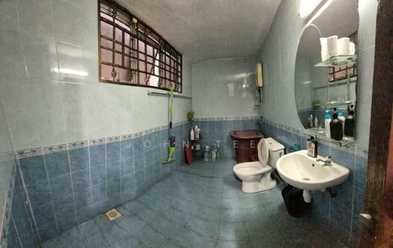 Rumah Teres 2 Tingkat untuk Dijual di Taman Bayu Emas (Klang) - John Tee - Bathroom - PropertyGuru.com.my