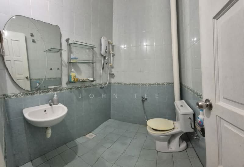 Rumah Teres 2 Tingkat untuk Dijual di Taman Bayu Emas (Klang) - John Tee - Bathroom - PropertyGuru.com.my