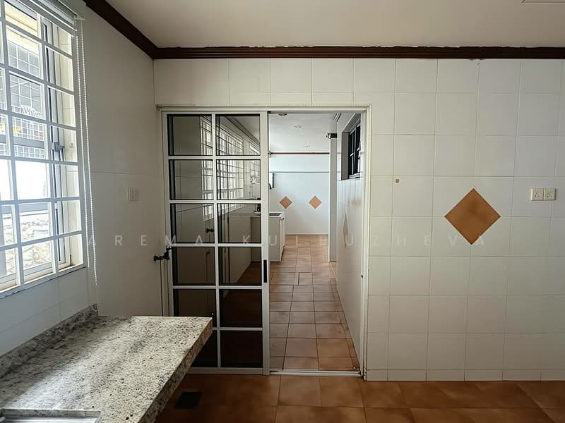 2.5-storey Terraced House for Sale in Petaling Jaya (Selangor) - Zarema Kulbuzheva - Kitchen - PropertyGuru.com.my