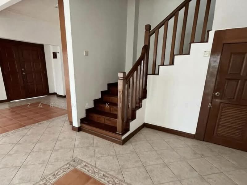 2.5-storey Terraced House for Sale in Petaling Jaya (Selangor) - Zarema Kulbuzheva - Entrance - PropertyGuru.com.my