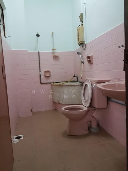 Rumah Teres 2 Tingkat untuk Disewa di Taman Megah (Petaling Jaya) - Hwa Kong Ding - Bathroom - PropertyGuru.com.my
