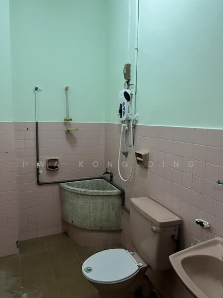 Rumah Teres 2-Tingkat untuk Disewa di Taman Megah (Petaling Jaya) - Hwa Kong Ding - Bathroom - PropertyGuru.com.my