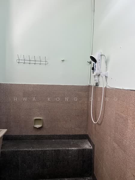 Rumah Teres 2-Tingkat untuk Disewa di Taman Megah (Petaling Jaya) - Hwa Kong Ding - Bathroom - PropertyGuru.com.my