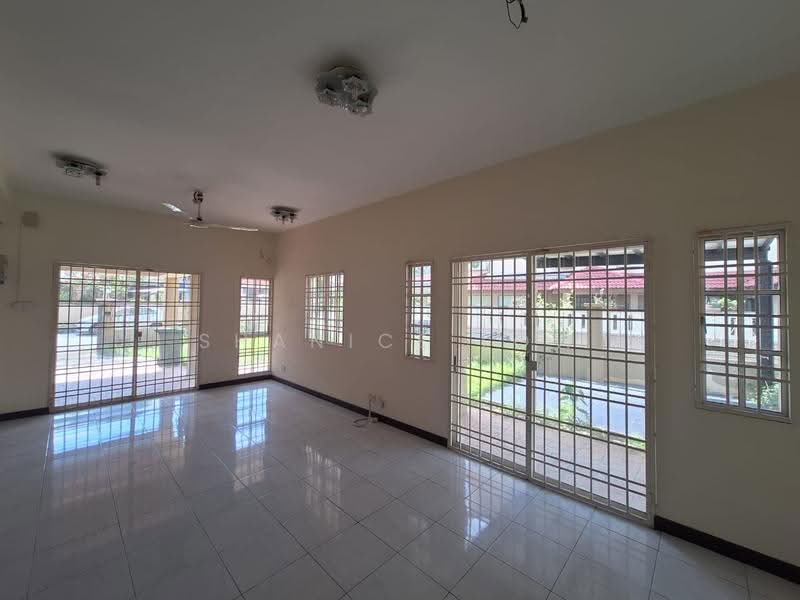 Rumah Teres 2.5-Tingkat untuk Dijual di Bandar Puteri Puchong (Puchong) - Shanice Low - Living Room - PropertyGuru.com.my