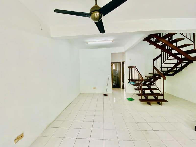 2-storey Terraced House for Sale in Taman Lestari Putra (Seri Kembangan) - Azli Ibrahim - Living Room - PropertyGuru.com.my