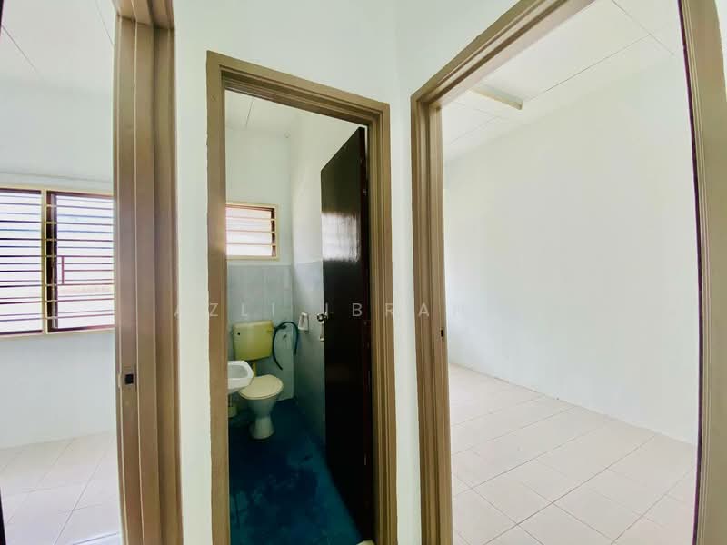 2-storey Terraced House for Sale in Taman Lestari Putra (Seri Kembangan) - Azli Ibrahim - Bathroom - PropertyGuru.com.my