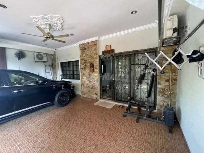 Rumah Teres 1.5 Tingkat untuk Dijual di Subang Jaya (Selangor) - Reena Sarif - Car Park - PropertyGuru.com.my