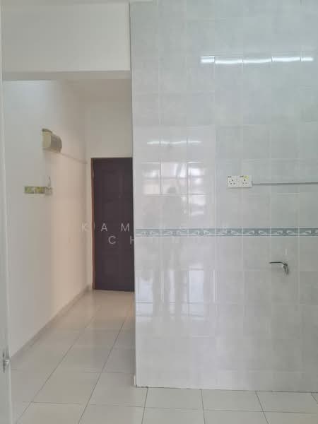 Pangsapuri untuk Disewa di Pangsapuri Adalia - Kam Ngor Chong - Corridor - PropertyGuru.com.my
