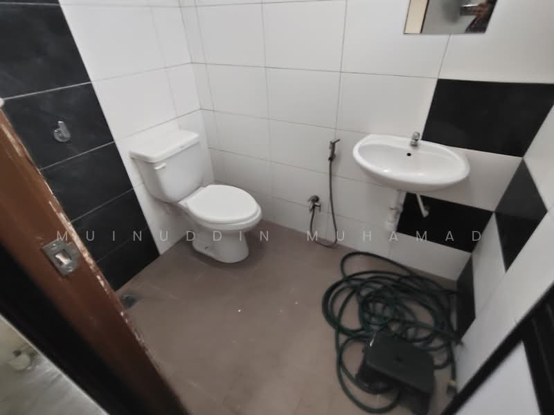 1-storey Terraced House for Sale in Hutan Melintang (Perak) - Muinuddin Muhamad - Bathroom - PropertyGuru.com.my