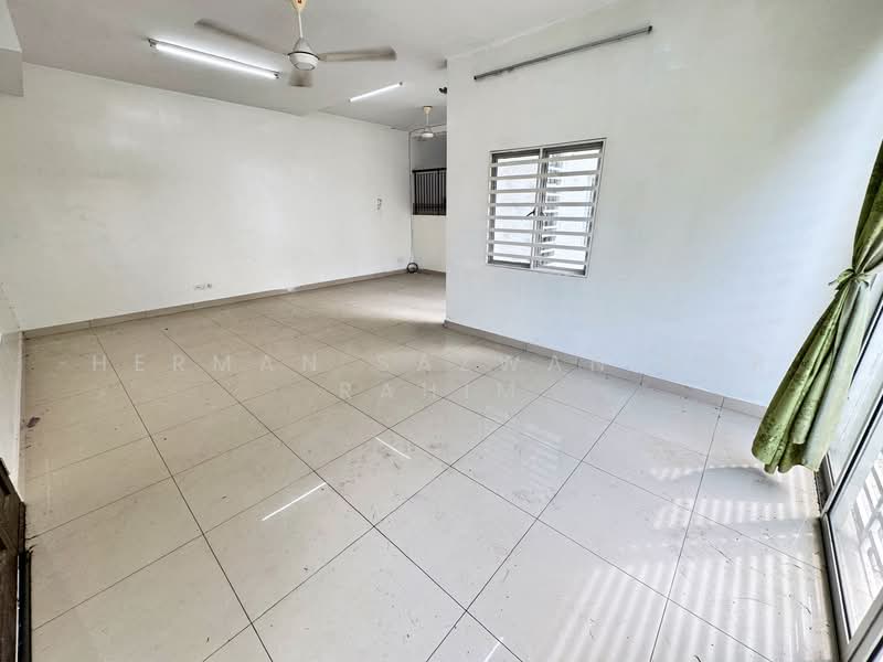 Rumah Teres 2 Tingkat untuk Dijual di Puncak Bestari (Puncak Alam) - Herman Sazwan Nor Rahim - Living Room - PropertyGuru.com.my