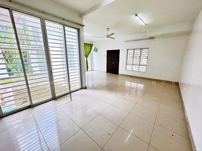 Rumah Teres 2 Tingkat untuk Dijual di Puncak Bestari (Puncak Alam) - Herman Sazwan Nor Rahim - Living Room - PropertyGuru.com.my