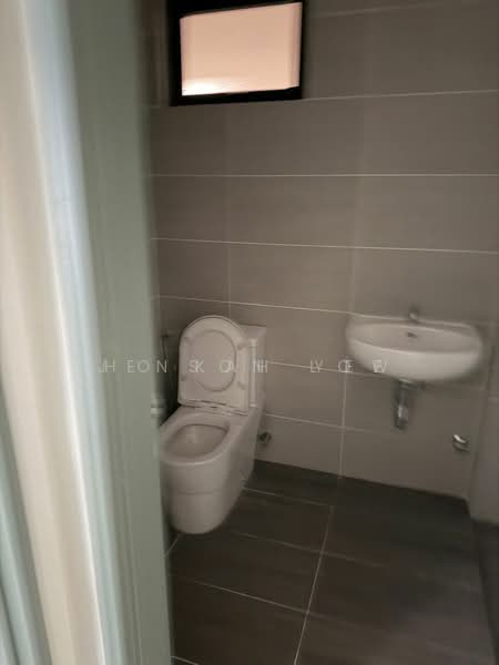 Servis Apartment untuk Dijual di Parkland Residence - Jenson Low - Bathroom - PropertyGuru.com.my