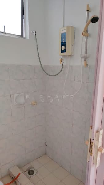Apartment for Rent at Pangsapuri Lagoon Perdana - Richard Ooi - Bathroom - PropertyGuru.com.my