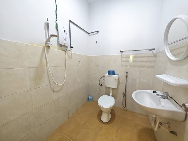 1-storey Terraced House for Sale in Taman Indah Klia (Sepang) - Aqillah Razali - Bathroom - PropertyGuru.com.my