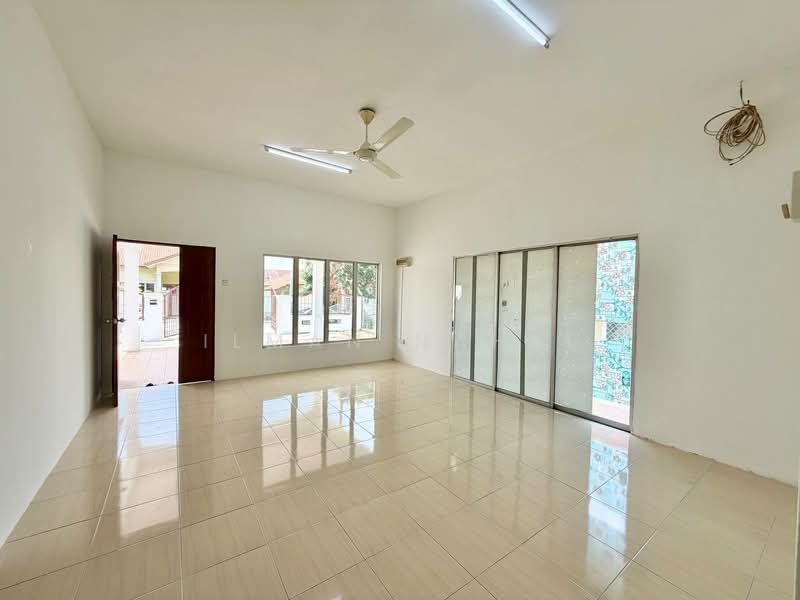 Semi-Detached House for Sale in Bandar Baru Salak Tinggi (Sepang) - Ilman Nahri - Living Room - PropertyGuru.com.my