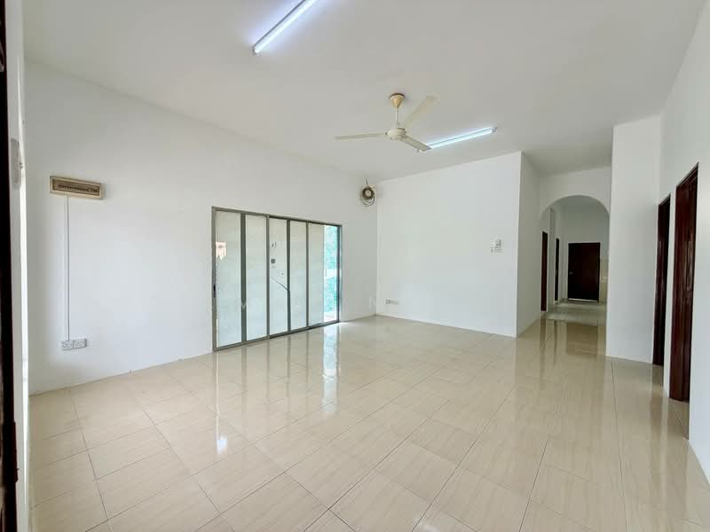 Semi-Detached House for Sale in Bandar Baru Salak Tinggi (Sepang) - Ilman Nahri - Living Room - PropertyGuru.com.my