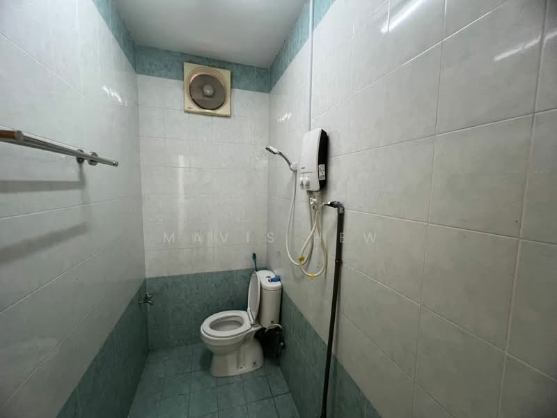 Semi-Detached House for Rent in Taman Pelangi Indah (Ulu Tiram) - Mavis Hew - Bathroom - PropertyGuru.com.my
