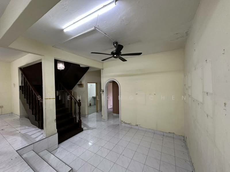 2-storey Terraced House for Rent in Taman Pelangi (Johor Bahru) - Shieh Long Chen - Living Room - PropertyGuru.com.my