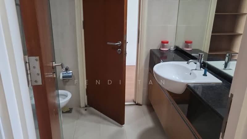 Kondominium untuk Dijual di The Capsquare Residences - Fendi tan - Bathroom - PropertyGuru.com.my