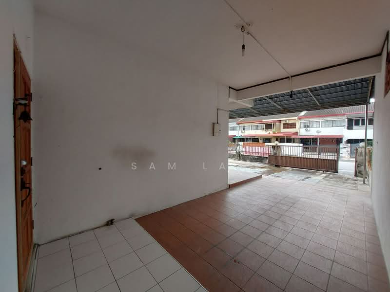 Semi-Detached House for Sale in Pekan Razaki (Ipoh) - Sam Lam - Entrance - PropertyGuru.com.my