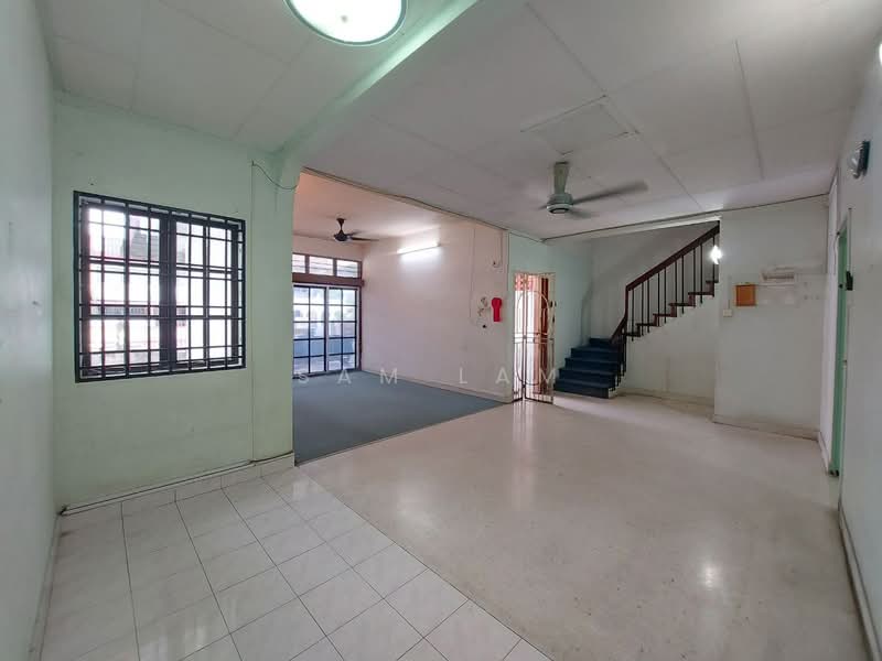 Semi-Detached House for Sale in Pekan Razaki (Ipoh) - Sam Lam - Living Room - PropertyGuru.com.my