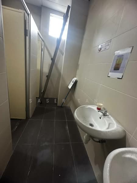 Kilang untuk Dijual di Taman Desa Cemerlang (Ulu Tiram) - SASER TAN. - Bathroom - PropertyGuru.com.my