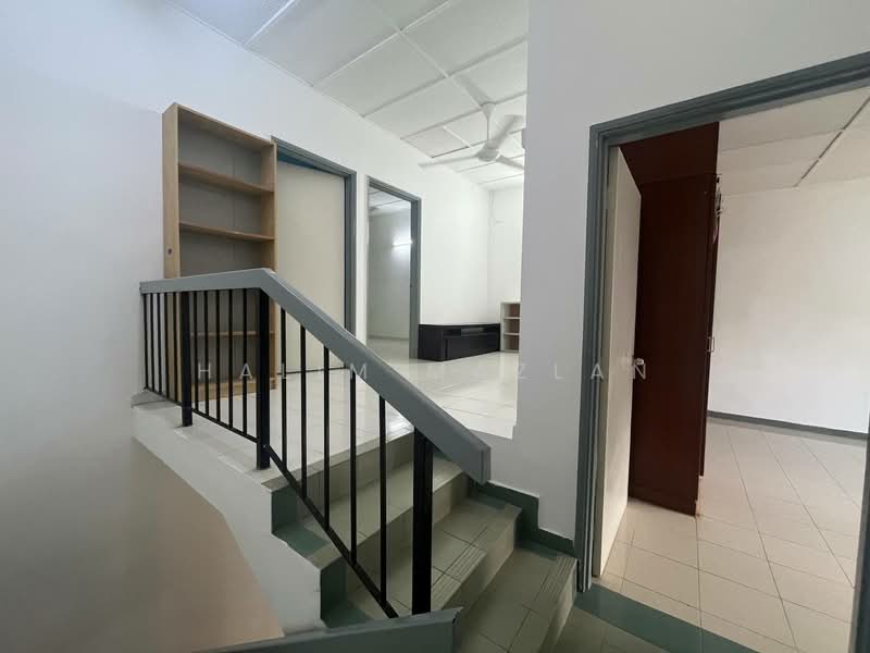 2-storey Terraced House for Sale in Seksyen 5 Wangsa Maju (Wangsa Maju) - Halim Mazlan - Staircase - PropertyGuru.com.my