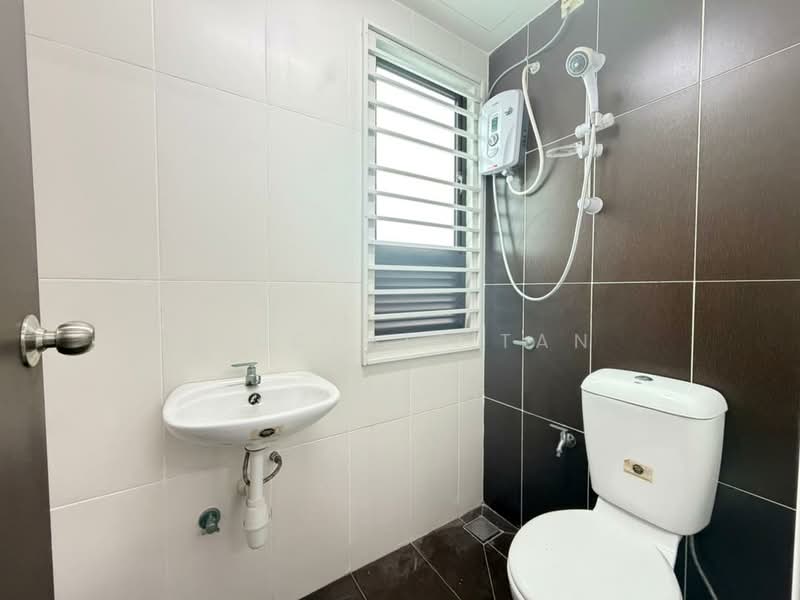 Servis Apartment untuk Disewa di The Heights Residence - Sinclair Tan - Bathroom - PropertyGuru.com.my