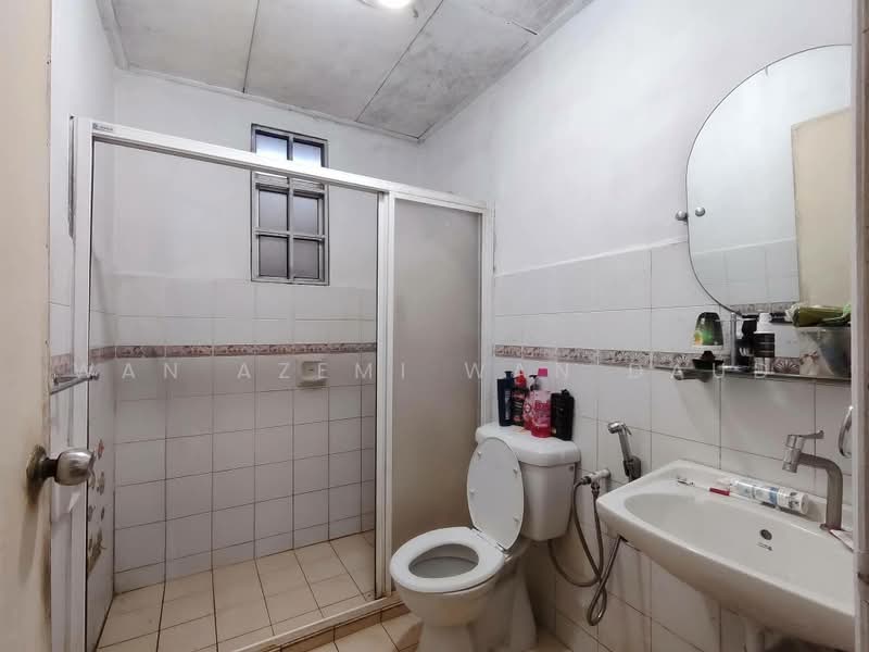 2.5-storey Terraced House for Sale in Taman Setiawangsa (Setiawangsa) - Wan Azemi Wan Daud - Bathroom - PropertyGuru.com.my