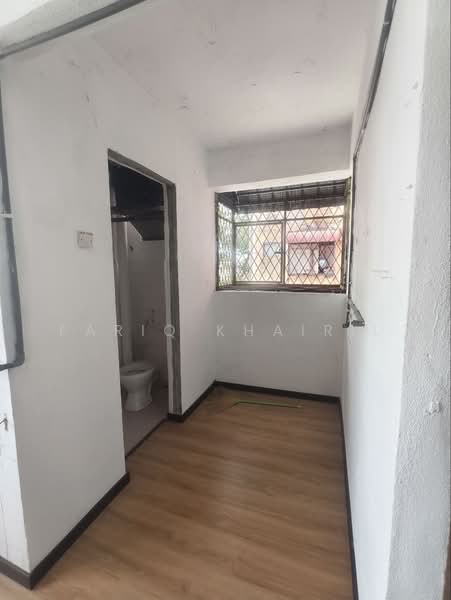 Rumah Flat untuk Dijual di Taman Bukit Panchor - Fariq Khairil - Bathroom - PropertyGuru.com.my