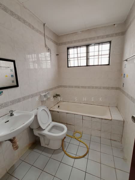 Terraced House for Rent in Kota Kemuning (Shah Alam) - Irish Shek - Bathroom - PropertyGuru.com.my