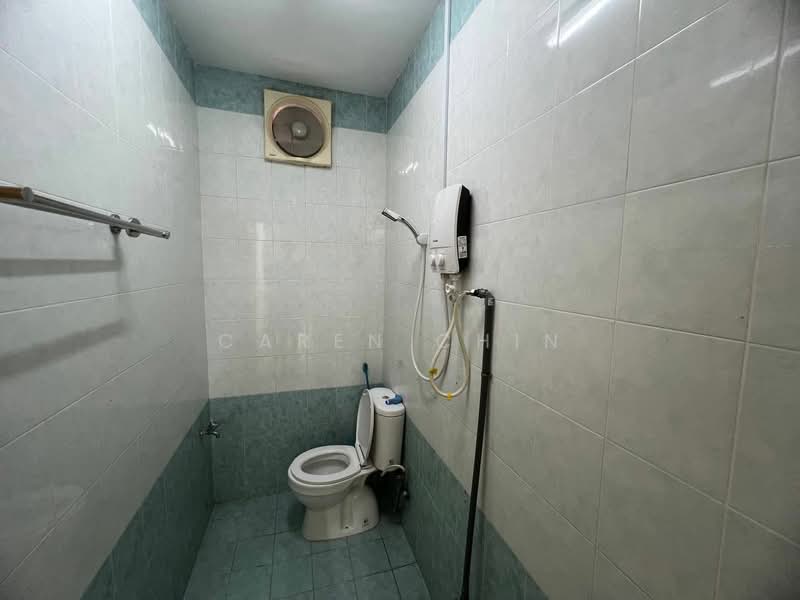 Semi-Detached House for Rent in Taman Pelangi Indah (Ulu Tiram) - Caren Chin - Bathroom - PropertyGuru.com.my