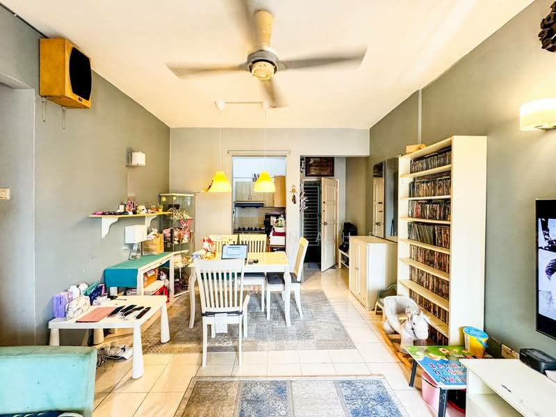 Pangsapuri untuk Dijual di Pangsapuri Permai Puteri - Ilman Nahri - Living Room - PropertyGuru.com.my