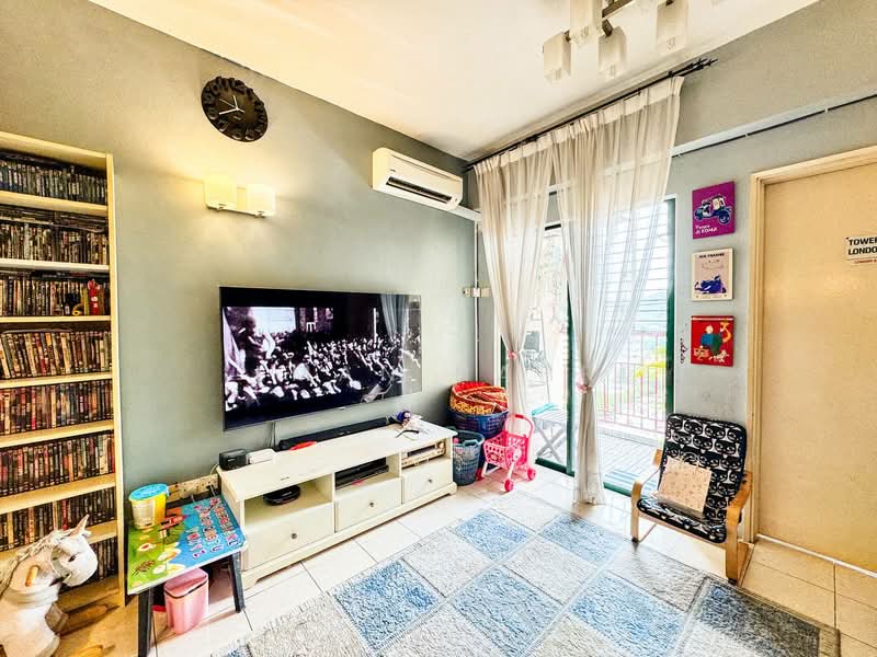 Pangsapuri untuk Dijual di Pangsapuri Permai Puteri - Ilman Nahri - Living Room - PropertyGuru.com.my