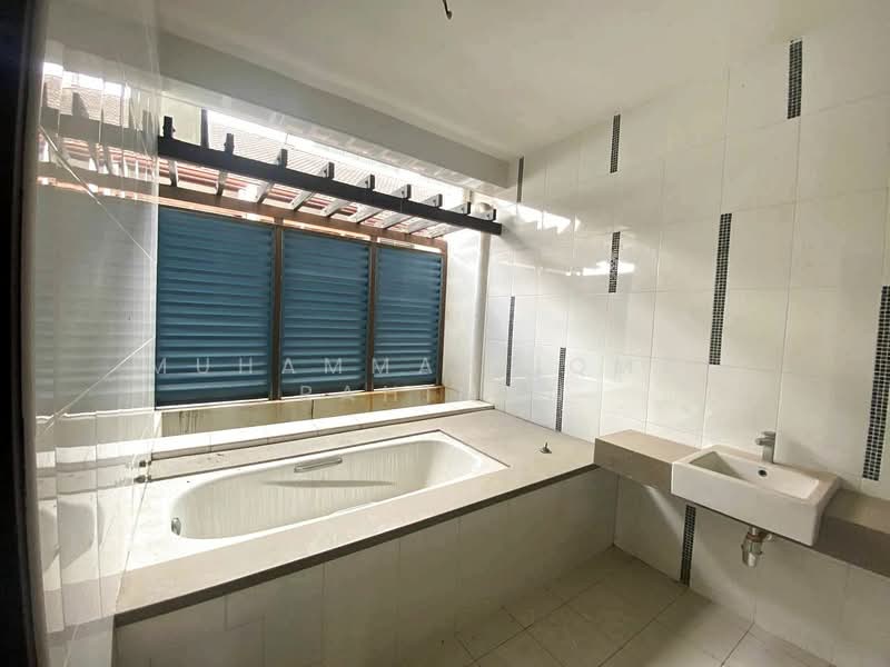 3-storey Terraced House for Sale in Denai Alam (Shah Alam) - Muhammad Iqmal Rahiman - Bathroom - PropertyGuru.com.my