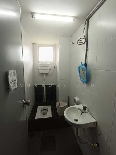 Shop / Office untuk Disewa di Serdang (Seri Kembangan) - Ambrose Too - Bathroom - PropertyGuru.com.my