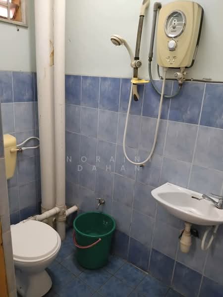 Pangsapuri untuk Dijual di Mentari Court - Noraini Dahan - Bathroom - PropertyGuru.com.my