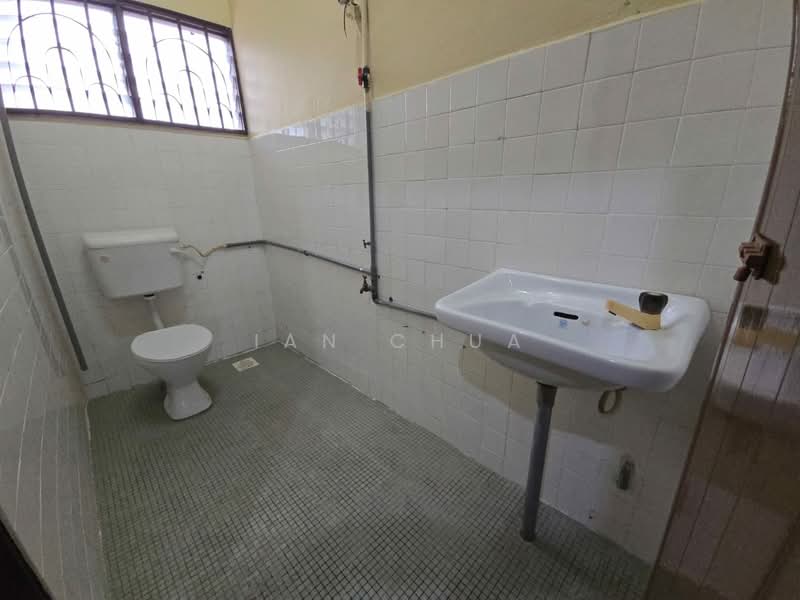 2-storey Terraced House for Sale in Taman Johor Jaya (Johor Bahru) - Ian Chua - Bathroom - PropertyGuru.com.my