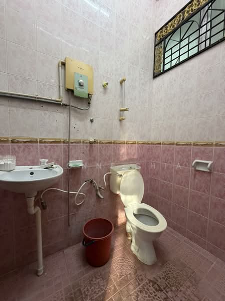 Semi-Detached House for Sale in Segamat (Johor) - Yvonne Chia - Bathroom - PropertyGuru.com.my