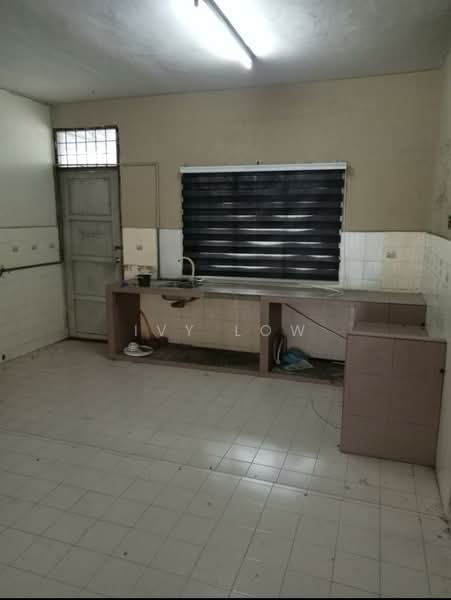 Rumah Teres 2 Tingkat untuk Dijual di Taman Bukit Kempas (Tampoi) - Ivy Low - Kitchen - PropertyGuru.com.my