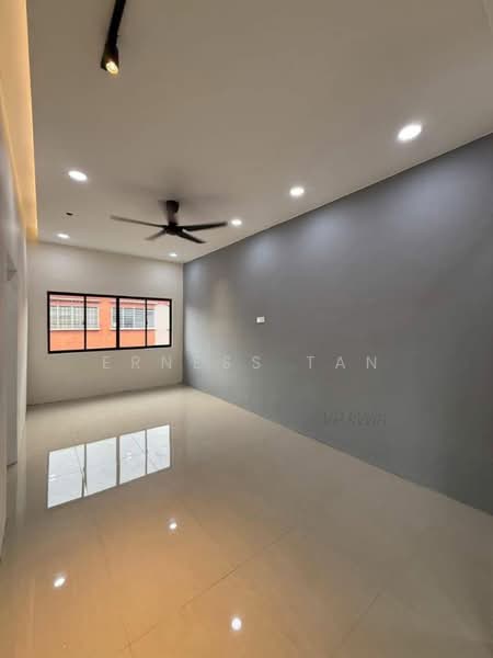 Rumah Flat untuk Dijual di Taman Pulai Utama - Erness Tan - Living Room - PropertyGuru.com.my