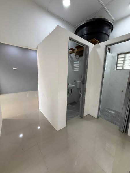 Rumah Flat untuk Dijual di Taman Pulai Utama - Erness Tan - Bathroom - PropertyGuru.com.my