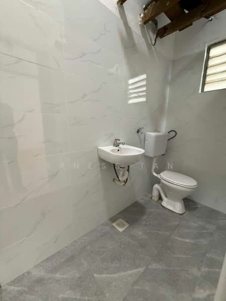 Rumah Flat untuk Dijual di Taman Pulai Utama - Erness Tan - Bathroom - PropertyGuru.com.my