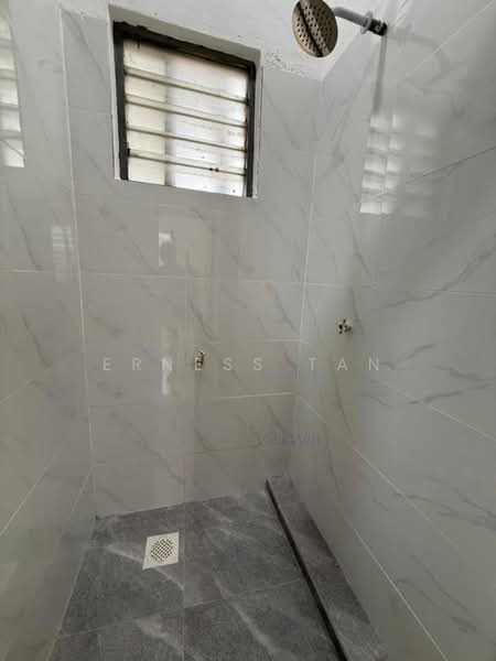 Rumah Flat untuk Dijual di Taman Pulai Utama - Erness Tan - Bathroom - PropertyGuru.com.my
